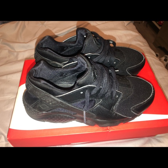 Nike Huarache Run
Black
Worn only a few times
Clean soles and bottoms - Picture 7 of 8